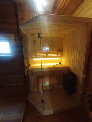 Угловая финская сауна выполнена в липе, размер 150х130 см. Установлена в частном доме